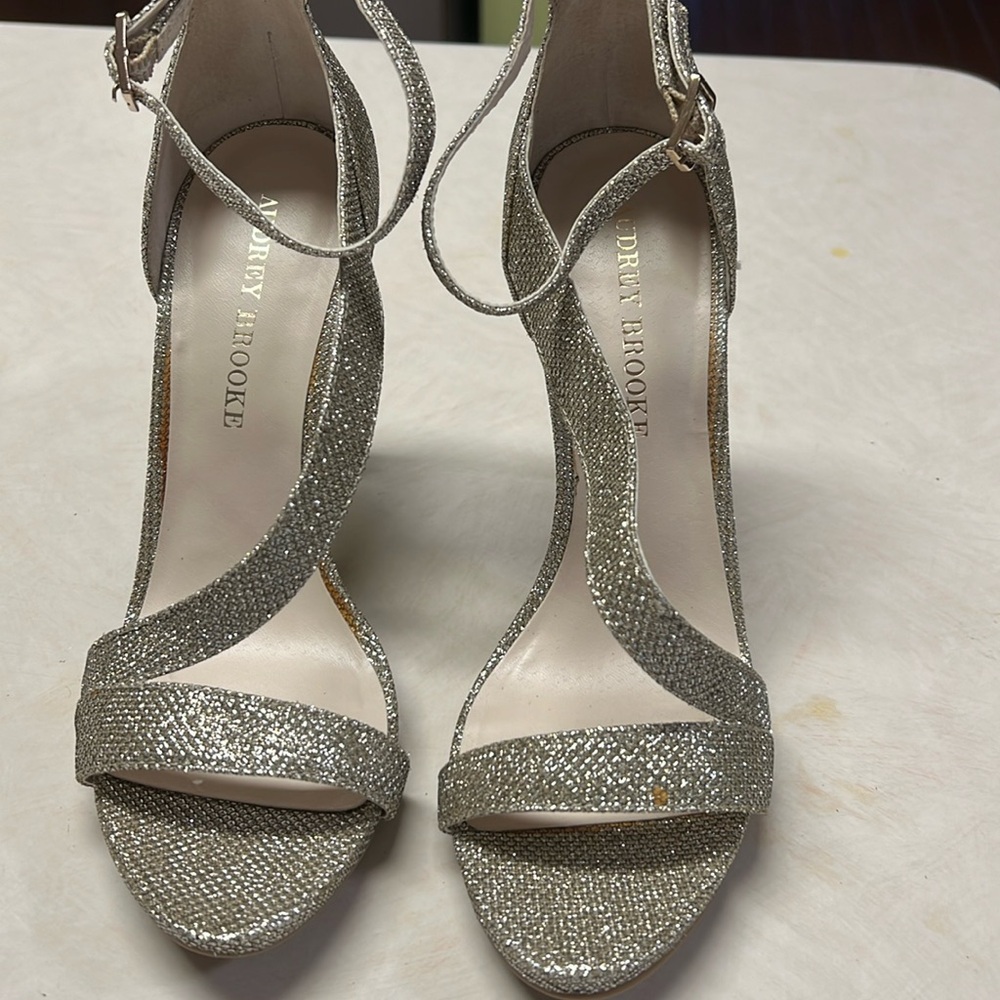 Audrey Brooke high heel Golden Shoe Size 7.5
